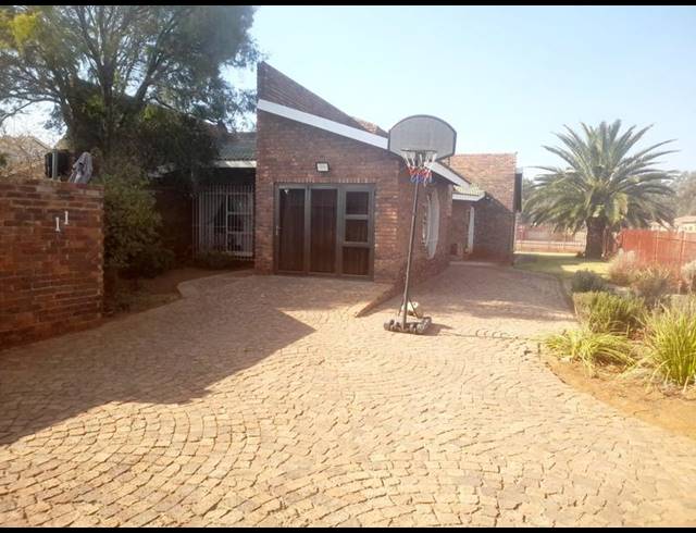 4 BEDROOM HOUSE FOR SALE IN MEYERTON PARK